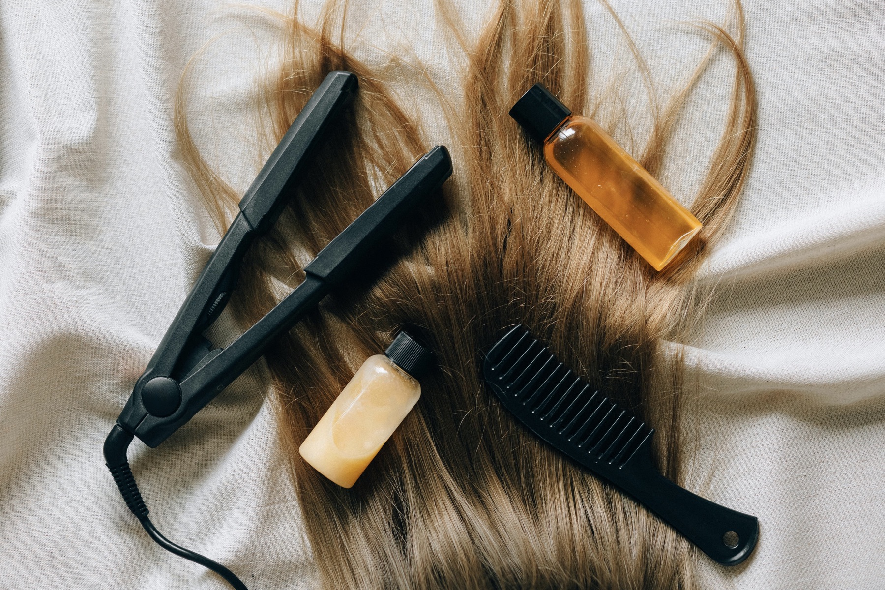 Cabelo, prancha, pente e produtos de cuidado capilar