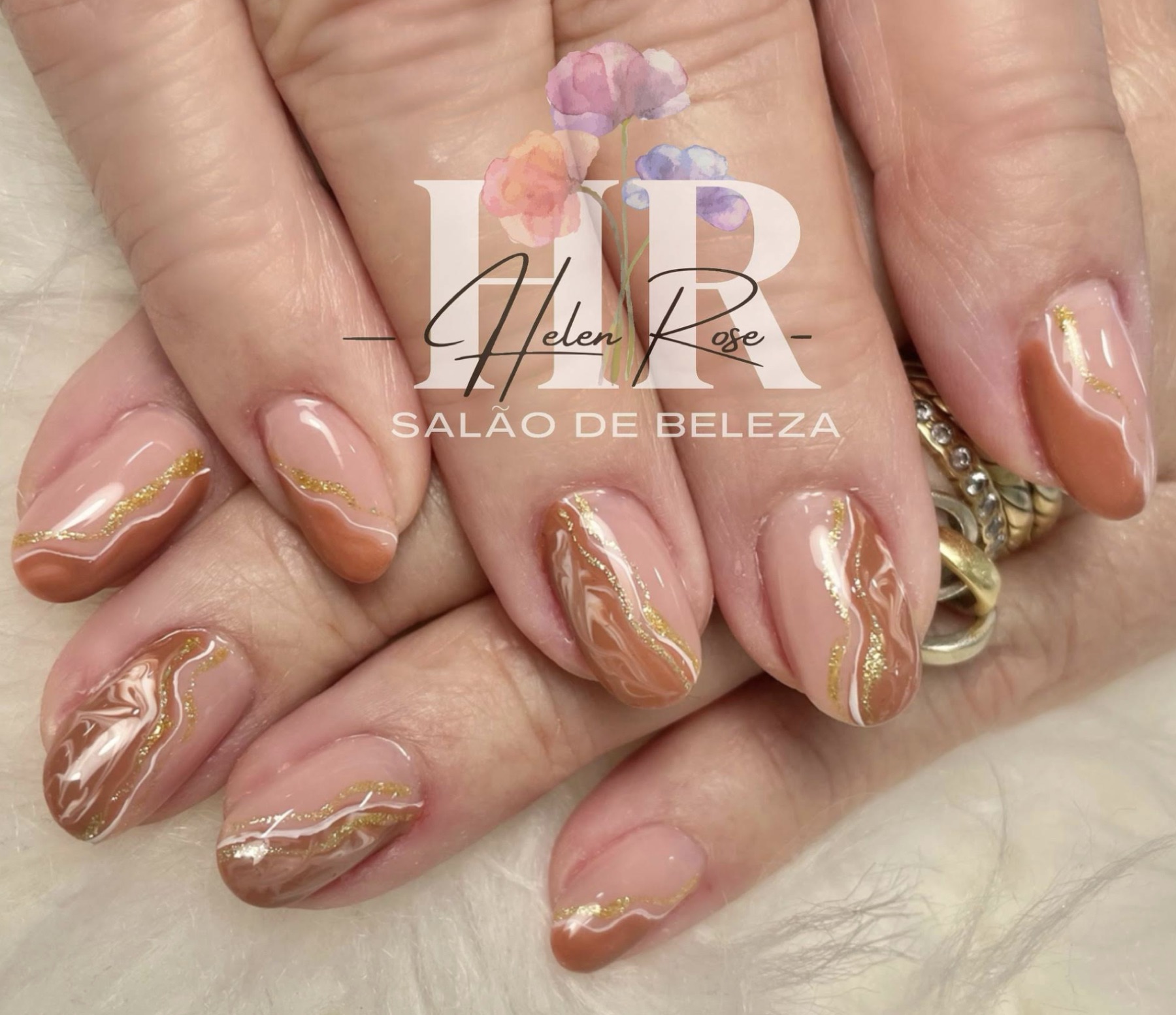 Nail art em tons nude e terracota com linhas douradas