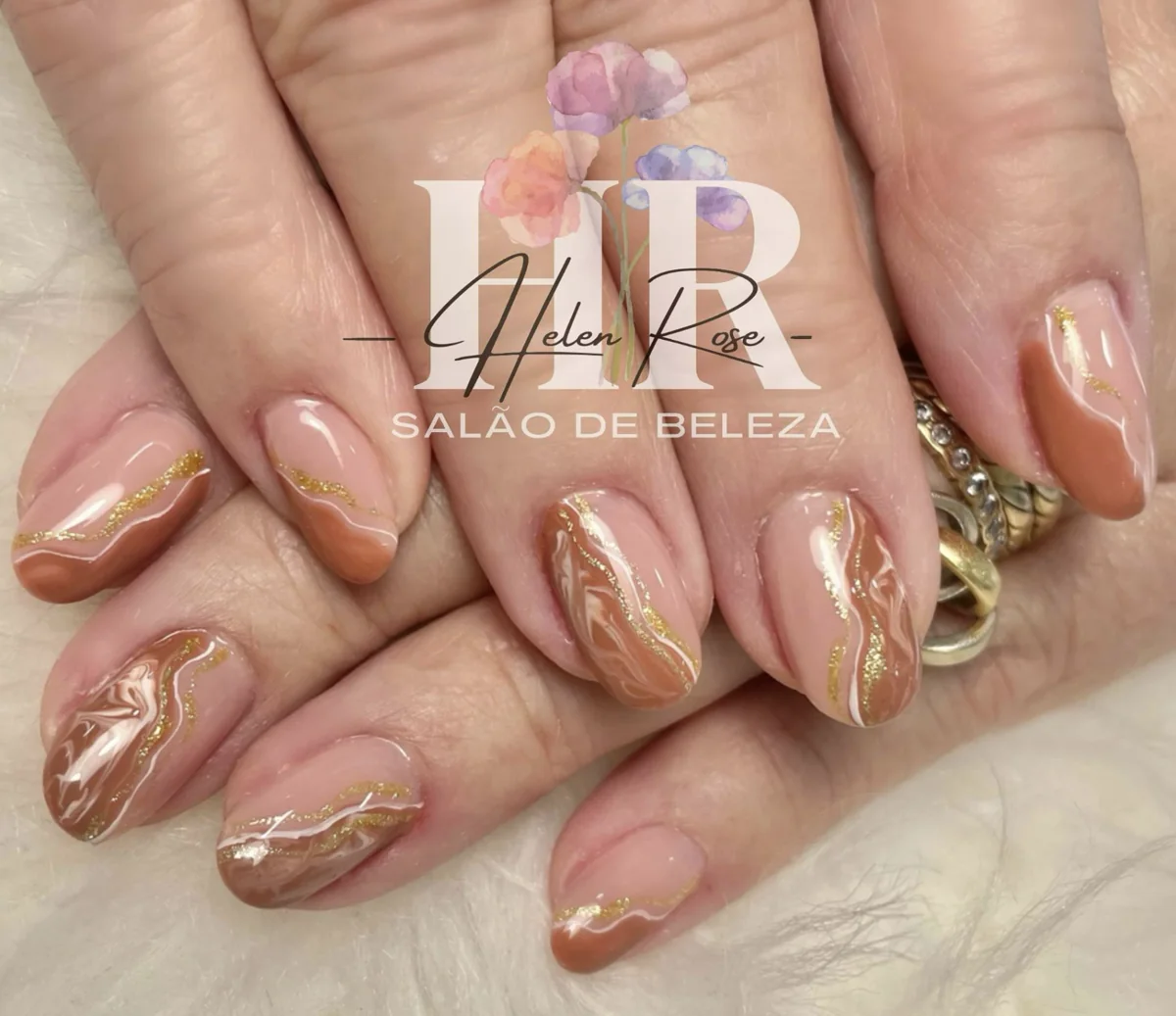 Nail art com detalhes dourados