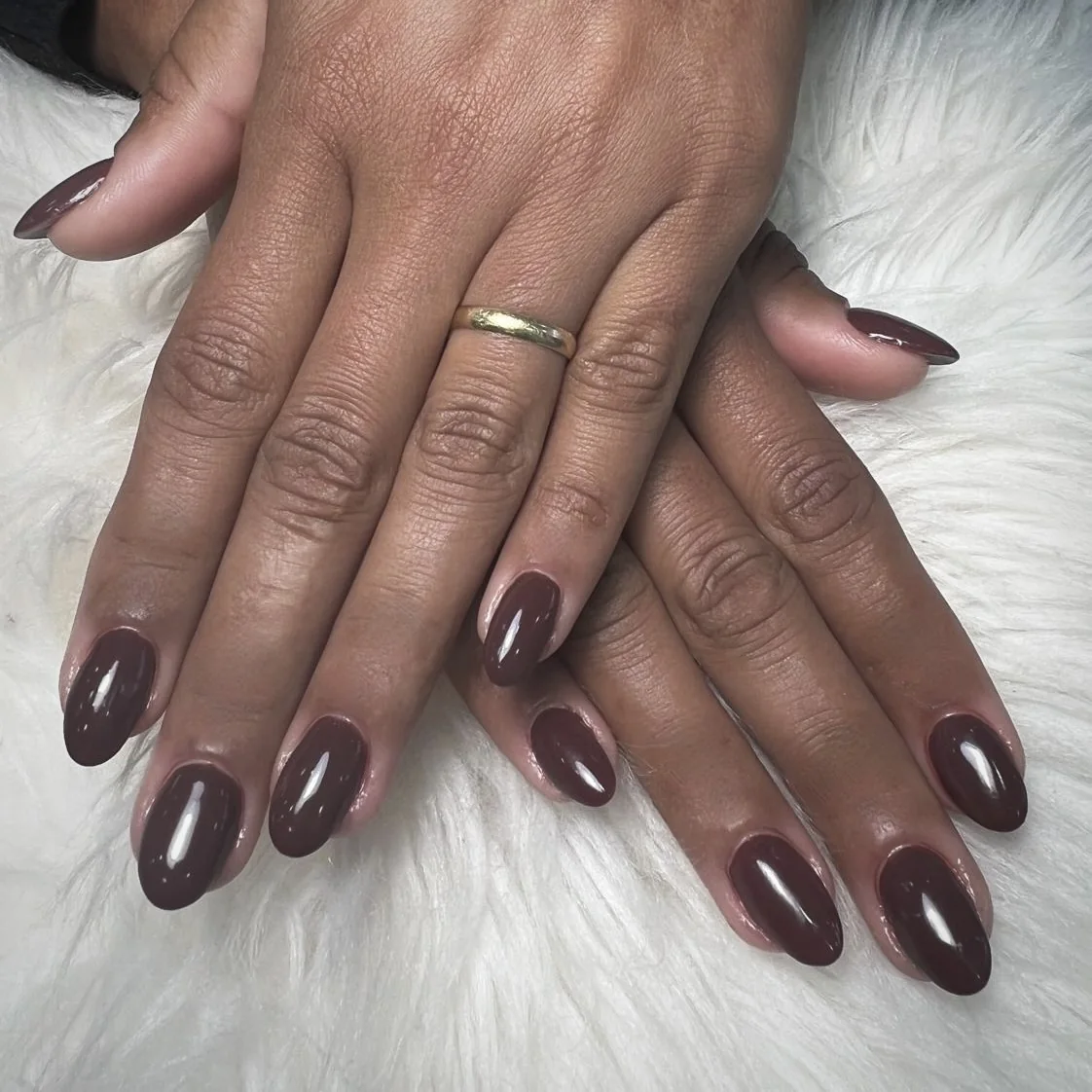 Manicura castanha com acabamento brilhante