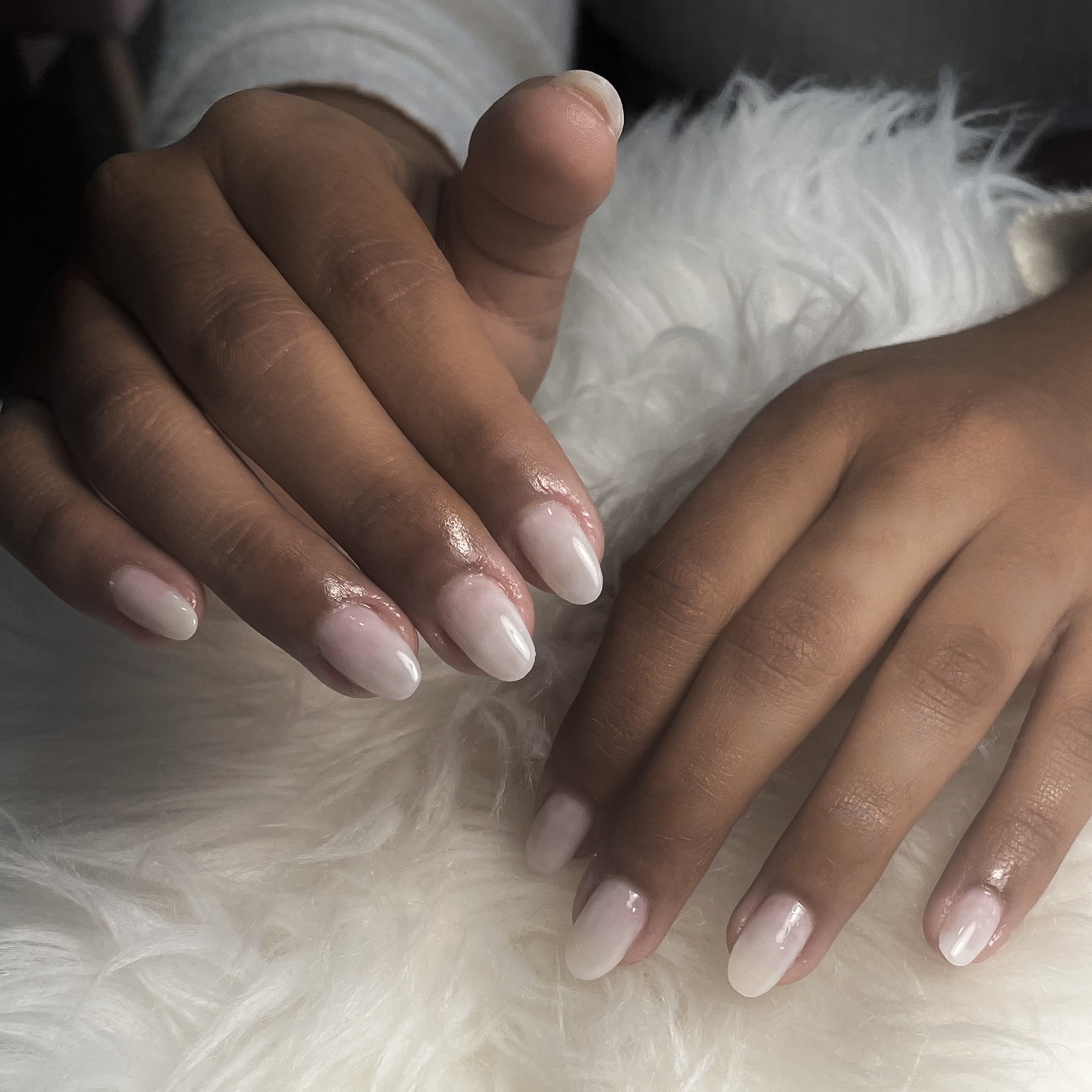Unhas naturais com acabamento branco suave