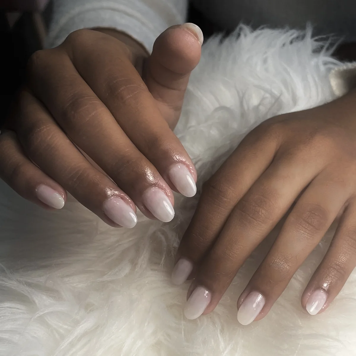 Unhas naturais com acabamento branco suave