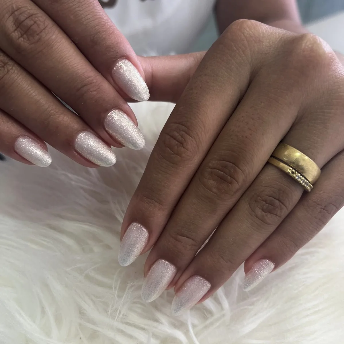 Manicura branca com brilho perolado