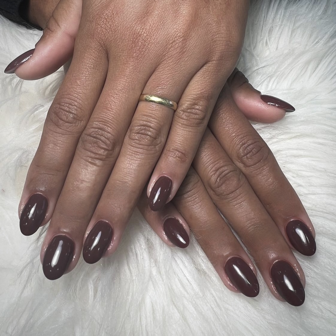Manicura castanha com acabamento brilhante