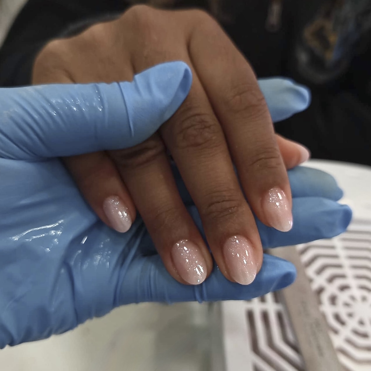 Manicura natural com brilho subtil