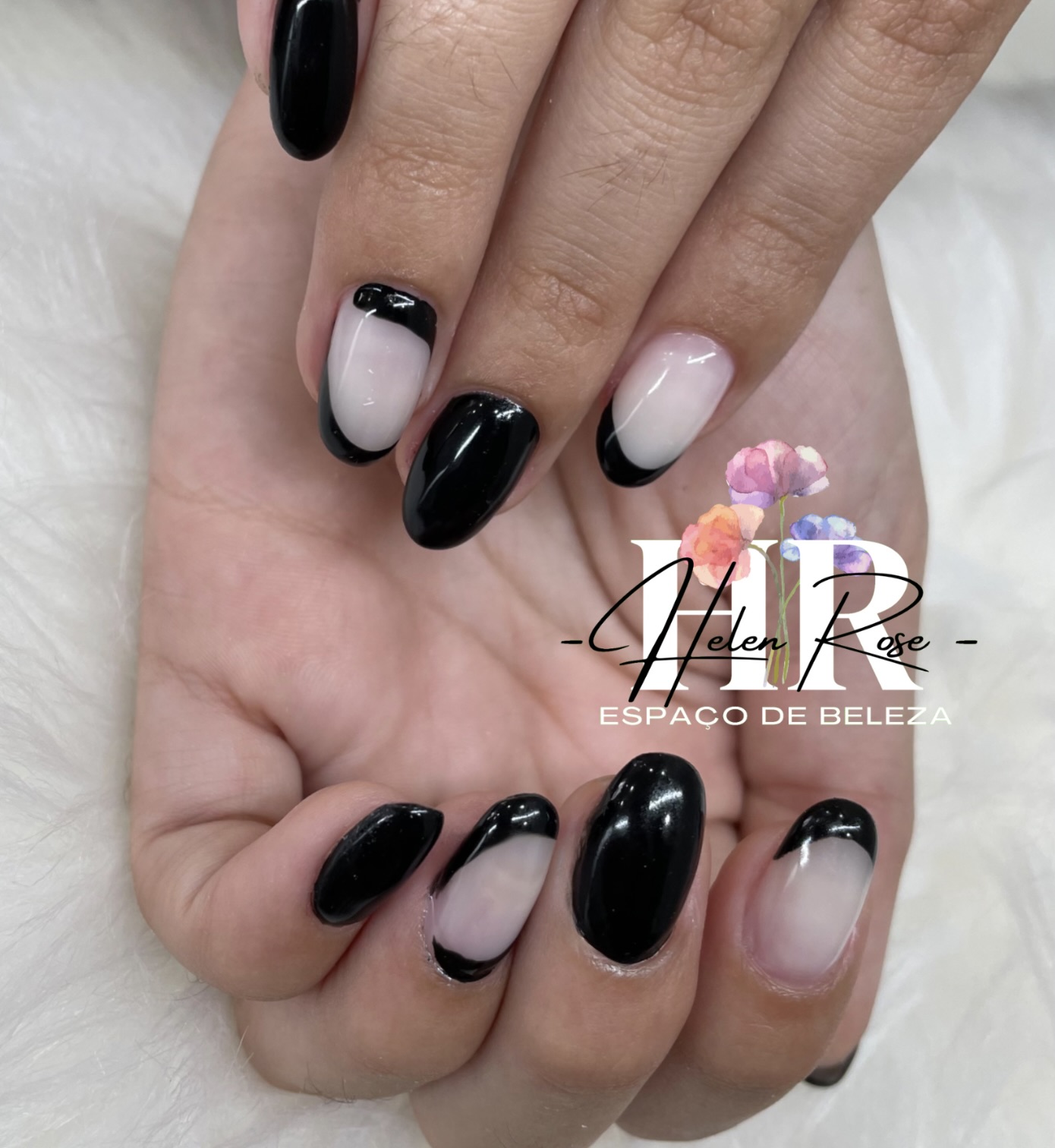Manicura preta e nude com desenho geométrico