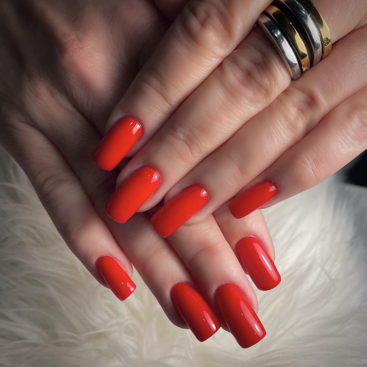Unhas vermelhas com acabamento brilhante