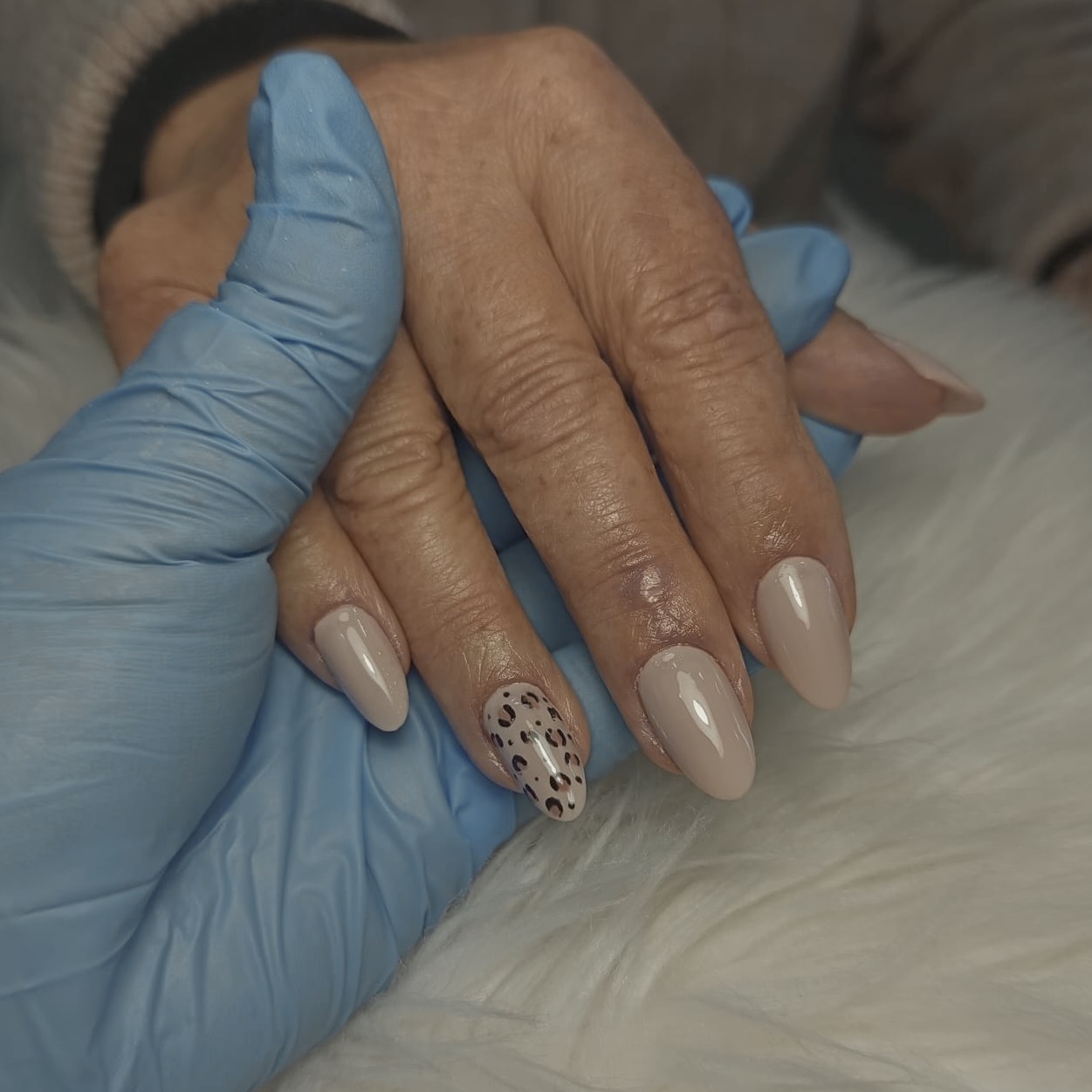 Manicura nude com apontamento de nail art animal