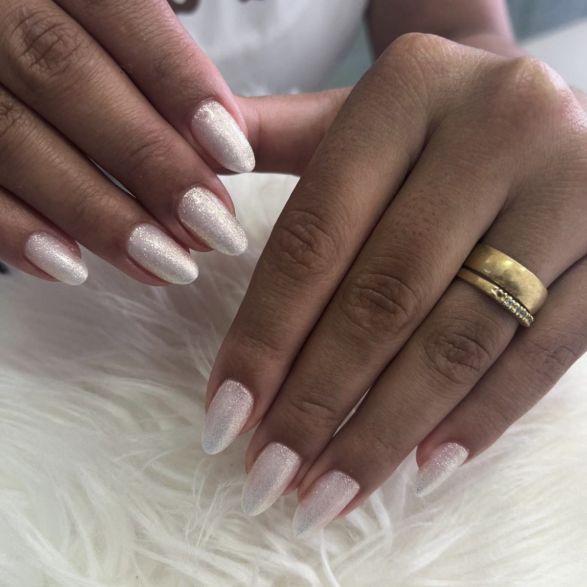Unhas brancas com brilho perolado
